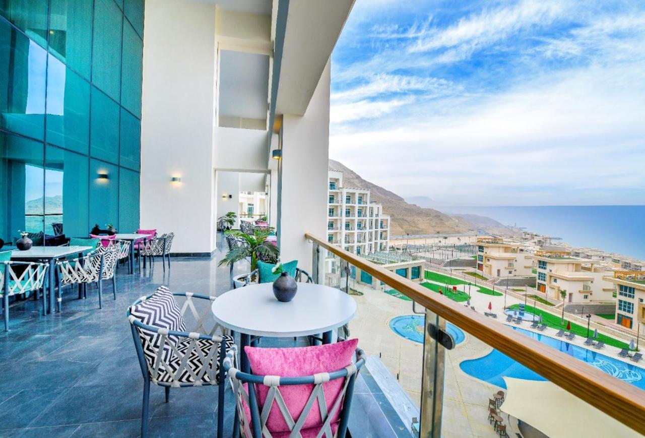 Tolip Resort El Galala Hills 아인 수크나 외부 사진 View from the balcony of a suite at the Hilton Sharm El Sheikh