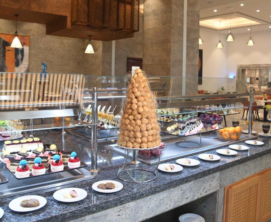 Tolip Resort El Galala Hills 아인 수크나 외부 사진 A dessert buffet