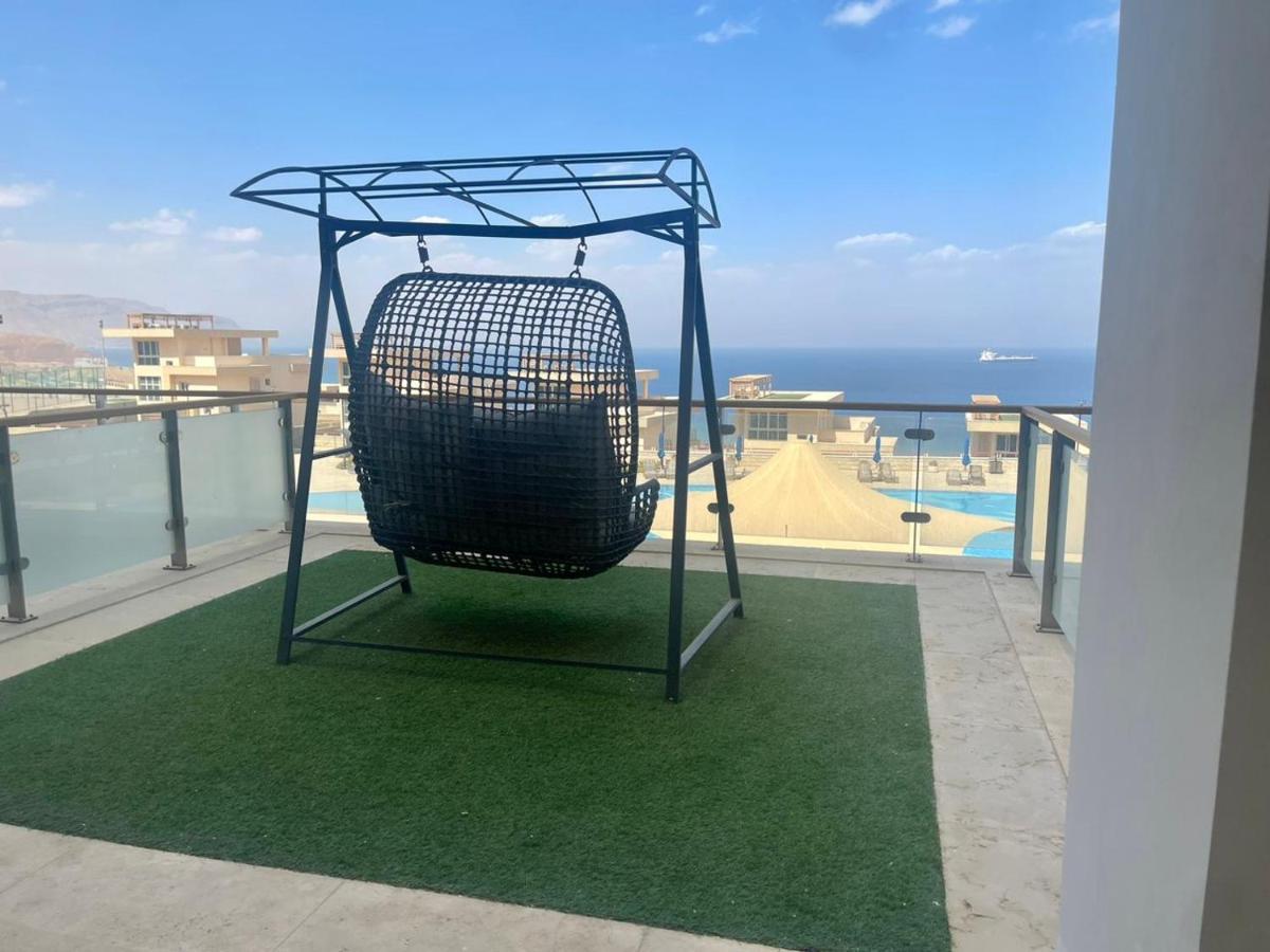 Tolip Resort El Galala Hills 아인 수크나 외부 사진 Artificial grass on a balcony