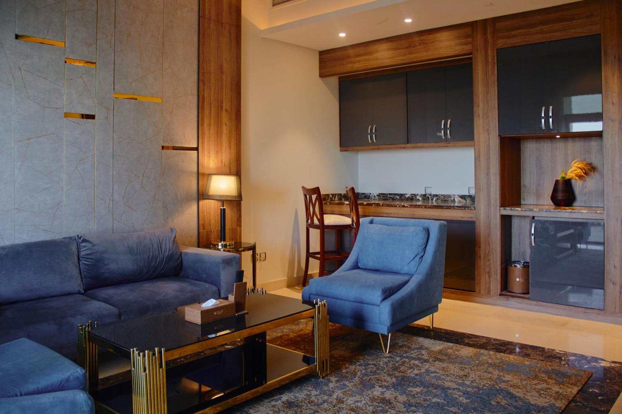 Tolip Resort El Galala Hills 아인 수크나 외부 사진 A living room in a suite at the hotel