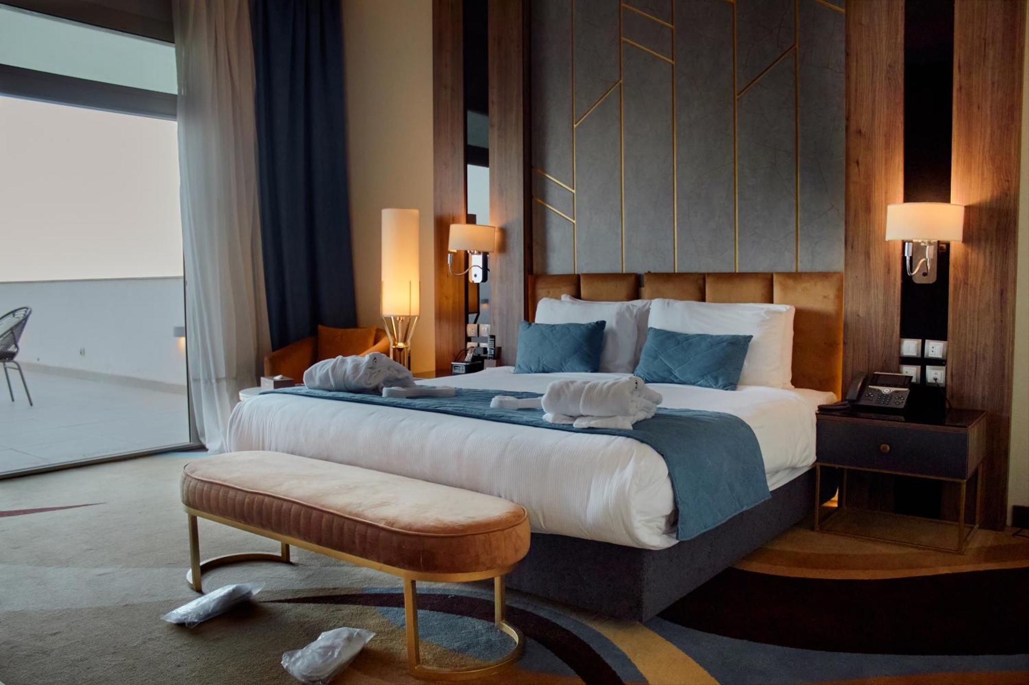 Tolip Resort El Galala Hills 아인 수크나 외부 사진 A bedroom at the hotel