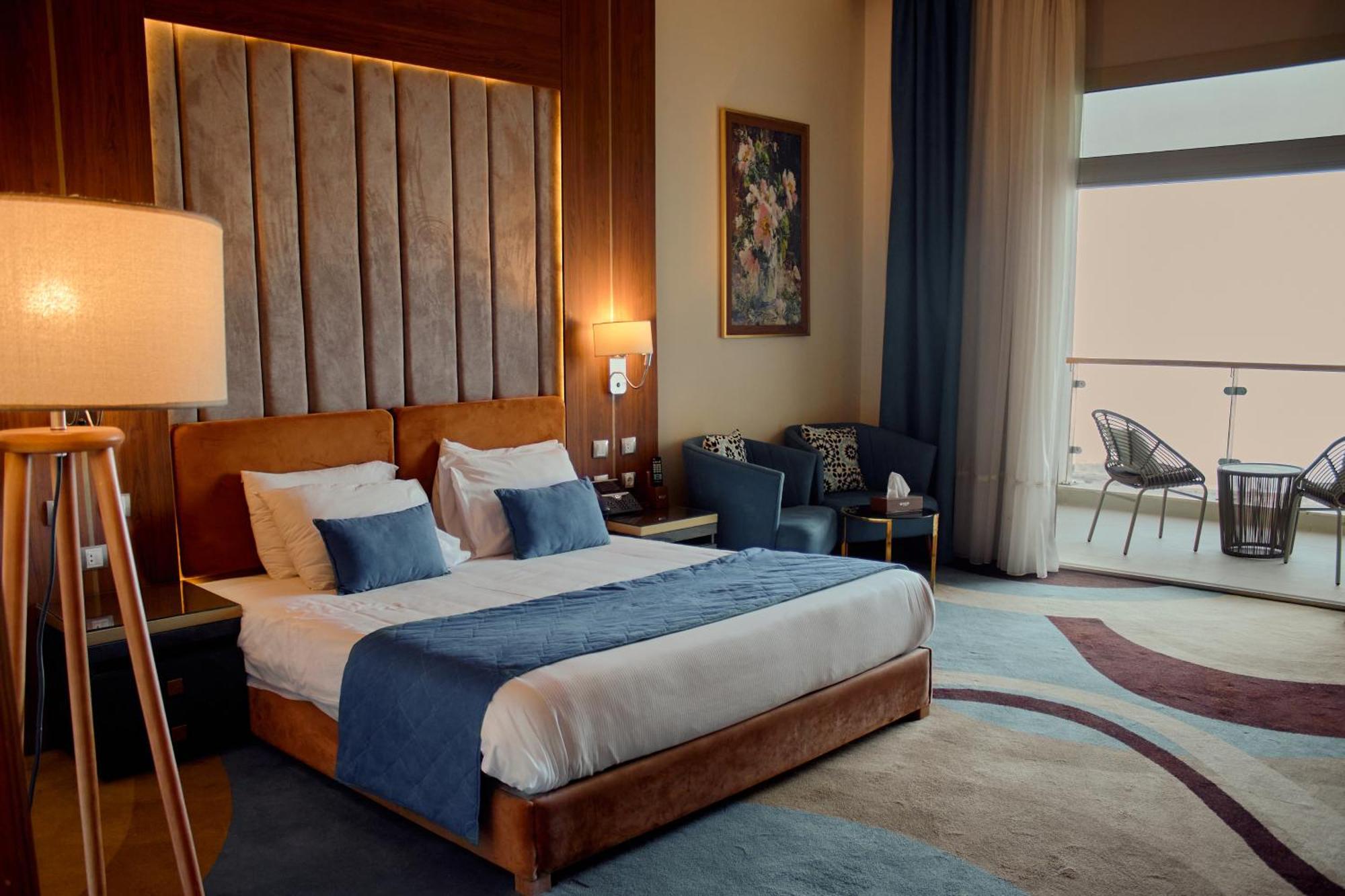 Tolip Resort El Galala Hills 아인 수크나 외부 사진 A room at the hotel