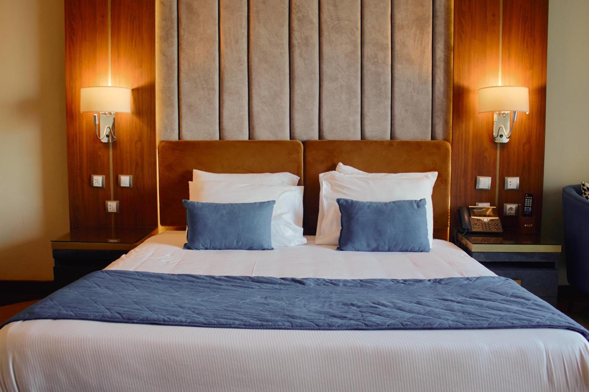 Tolip Resort El Galala Hills 아인 수크나 외부 사진 A bed