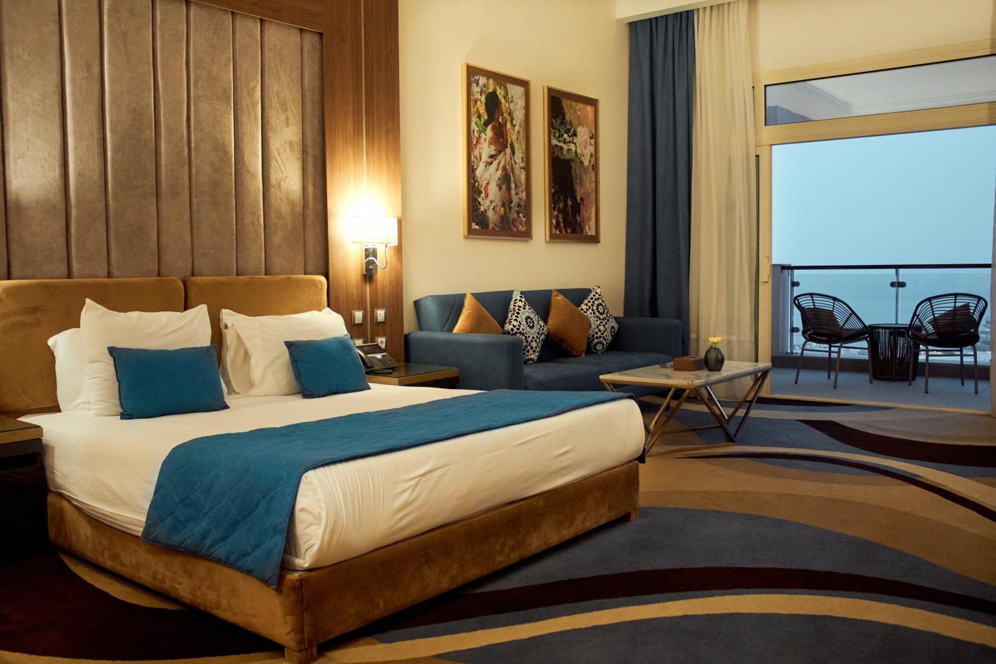 Tolip Resort El Galala Hills 아인 수크나 외부 사진 A room at the hotel