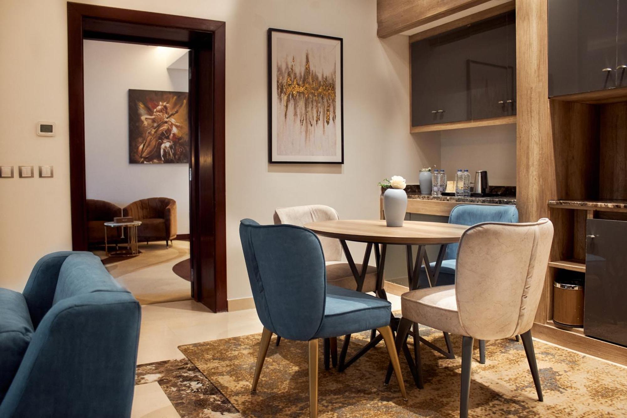 Tolip Resort El Galala Hills 아인 수크나 외부 사진 A living room in a serviced apartment in Cairo, Egypt