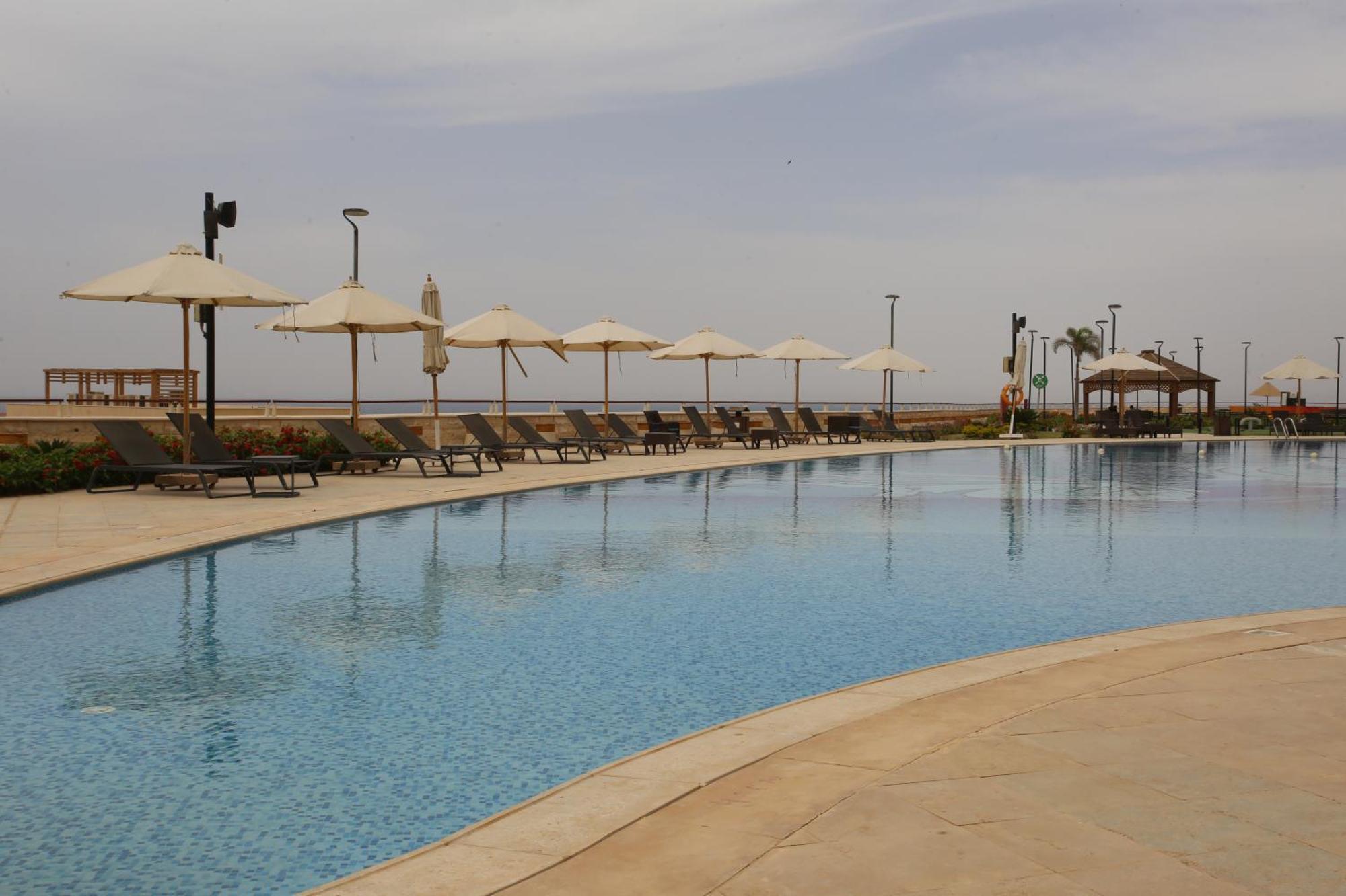 Tolip Resort El Galala Hills 아인 수크나 외부 사진 The pool at the Dead Sea Spa Magdala