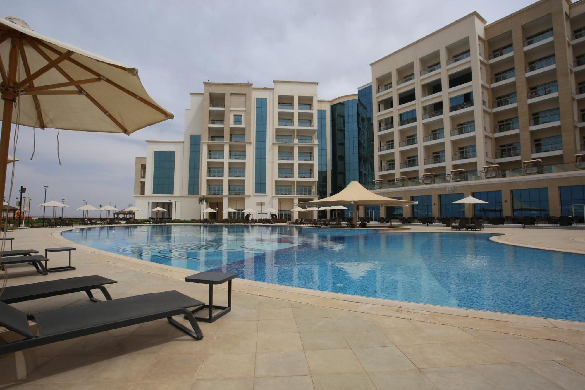 Tolip Resort El Galala Hills 아인 수크나 외부 사진 The swimming pool at the hotel
